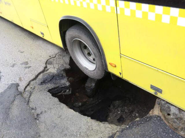 Yol Çöktü, Otobüsün Tekeri Çukura Düştü Maltepe'de Yol Çöktü, Otobüsün Tekeri Çukura Düştü