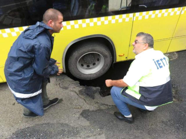 Yol Çöktü, Otobüsün Tekeri Çukura Düştü Maltepe'de Yol Çöktü, Otobüsün Tekeri Çukura Düştü