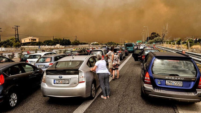 Yunanistan'da Atina Yakınlarındaki Orman Yangınları Büyüyor: En Az 20 Ölü