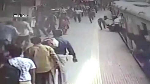 Elbisesi Trene Takılan Kadın Ölümden Döndü! Dehşet Anları Kamerada