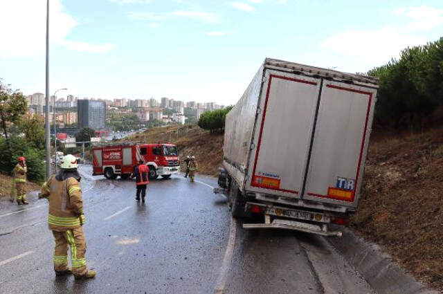 İstanbul'da Sağanak Yağmur Nedeniyle TIR Yoldan Çıkarak Yan Yattı