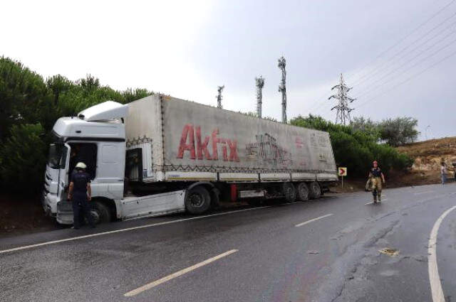 İstanbul'da Sağanak Yağmur Nedeniyle TIR Yoldan Çıkarak Yan Yattı