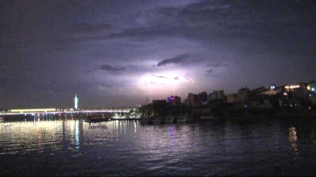 İstanbul'da Şimşekler Geceyi Aydınlattı