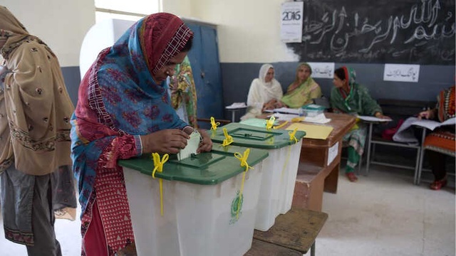 Pakistan'da Bombalı Saldırı ve Şiddet Olayları Gölgesinde Seçim: En Az 33 Ölü