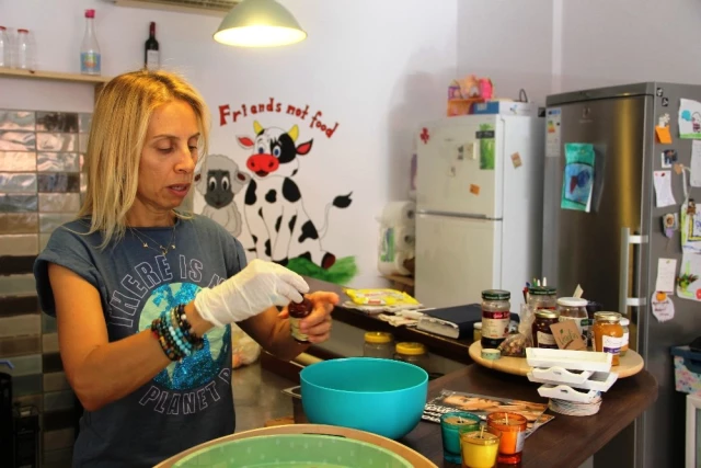 Ünlü Şarkıcı Zeynep Casalini Kendi Restoranında Sipariş Alıp, Garsonluk Yapıyor