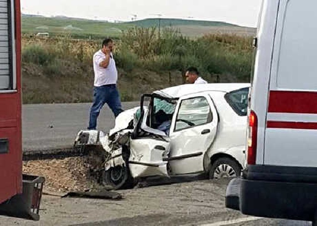 Ankara'da İki Otomobil Kafa Kafaya Çarpıştı: 3 Ölü, 3 Yaralı