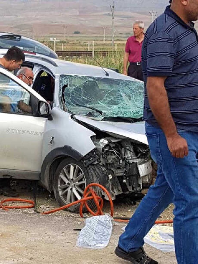 Ankara'da İki Otomobil Kafa Kafaya Çarpıştı: 3 Ölü, 3 Yaralı