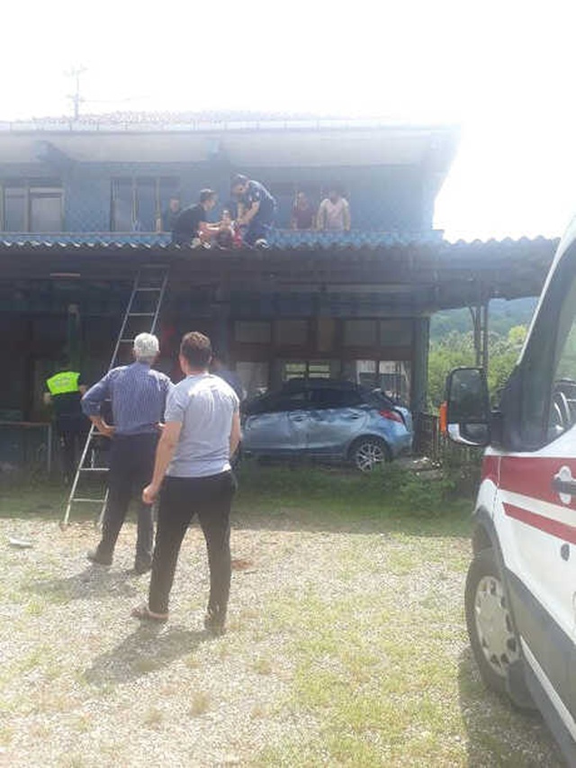 Avukat Kadın Arabayla Takla Atarak, Balkon Saçağına Uçtu!