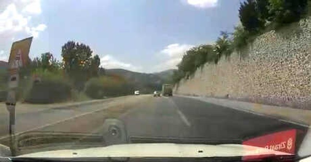 Avukat Kadın Arabayla Takla Atarak, Balkon Saçağına Uçtu!