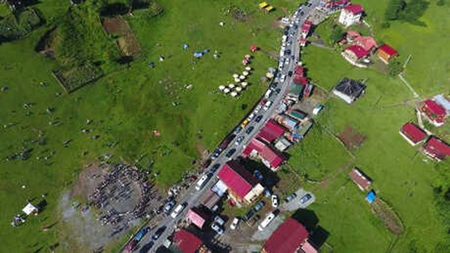 Yerli ve Yabancı Turistlerin Akın Ettiği Ayder Yaylası'na Ulaşım Sağlanamıyor