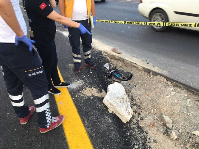 Yol Kenarına Atılan Kadın Cesedini Görenler Telefona Sarıldı