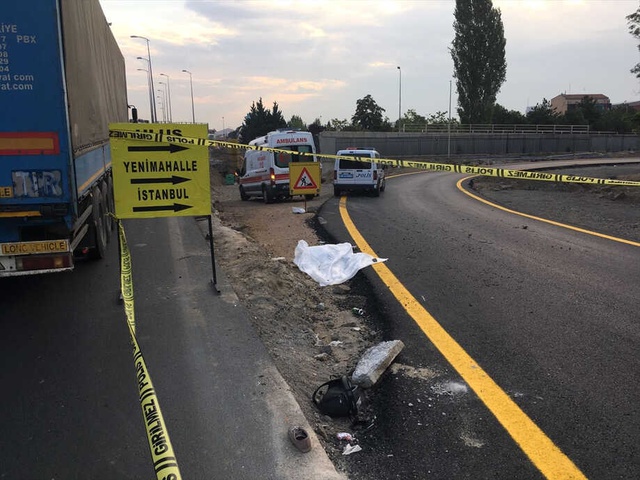 Yol Kenarına Atılan Kadın Cesedini Görenler Telefona Sarıldı