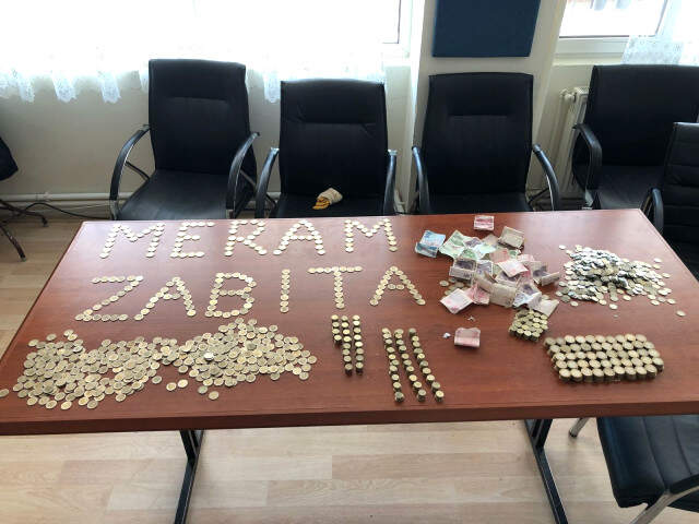 Gezgin Dilencinin Her Yerinden Madeni Para Fışkırdı Gezgin Dilencinin Her Yerinden Madeni Para Fışkırdı