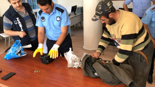 Gezgin Dilencinin Her Yerinden Madeni Para Fışkırdı Gezgin Dilencinin Her Yerinden Madeni Para Fışkırdı