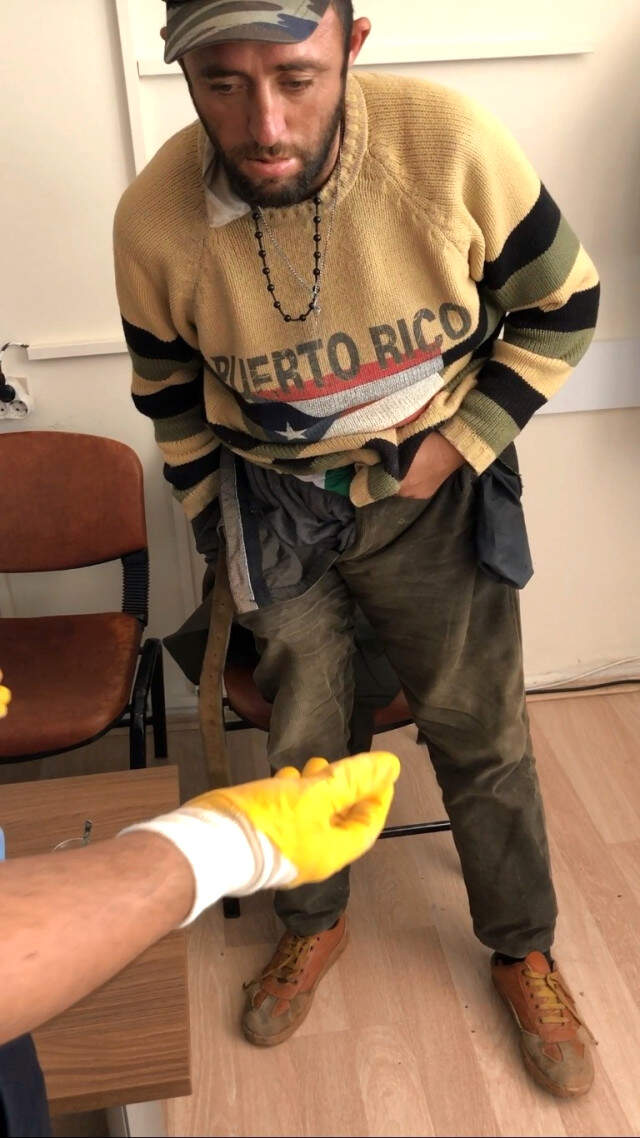 Gezgin Dilencinin Her Yerinden Madeni Para Fışkırdı Gezgin Dilencinin Her Yerinden Madeni Para Fışkırdı