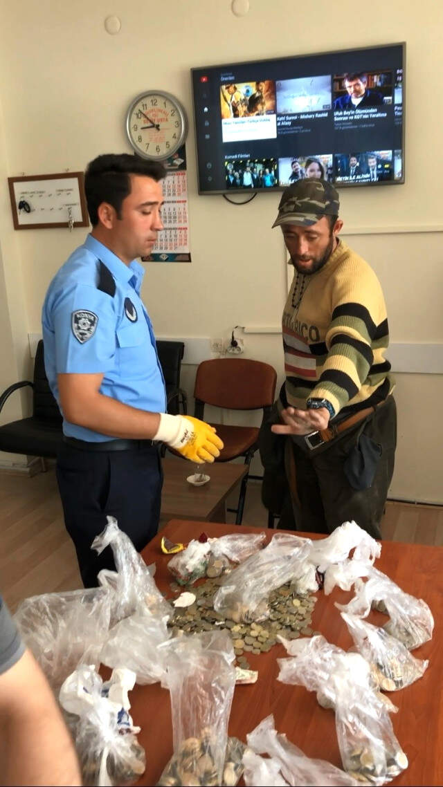 Gezgin Dilencinin Her Yerinden Madeni Para Fışkırdı Gezgin Dilencinin Her Yerinden Madeni Para Fışkırdı