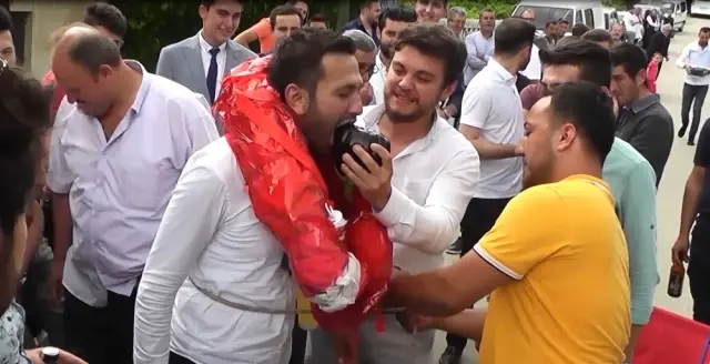 Düğün Günü Yapılan İşkencelere Dayanamayan Damat, İsyan Edip Çatıya Çıktı