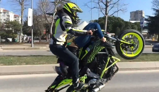 Trafik Polisinin Karşısında Sevgilisini Sırtüstü Motosiklete Yatırıp Tek Teker Üstünde Gitti