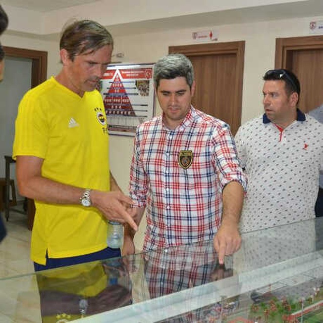 Phillip Cocu, Altınordu Tesislerinde 20 Yıl Önceki Fotoğrafıyla Karşılaştı