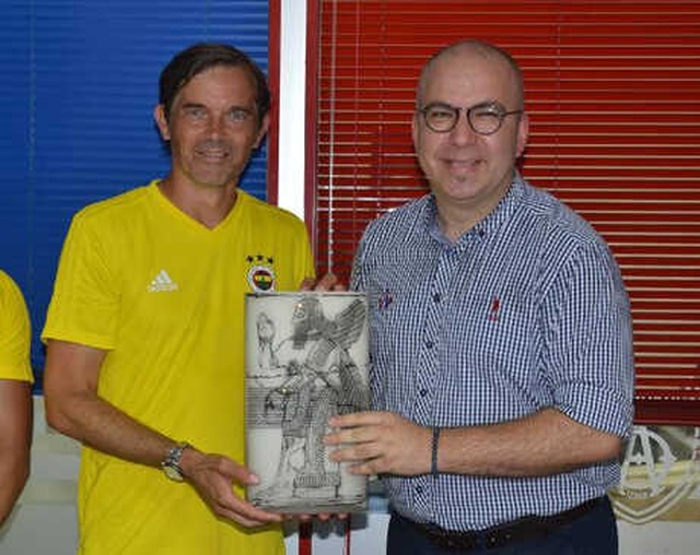 Phillip Cocu, Altınordu Tesislerinde 20 Yıl Önceki Fotoğrafıyla Karşılaştı