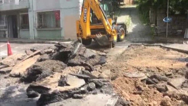 Sağanak Yağışın Ardından Beylerbeyi'nde Yol Çöktü