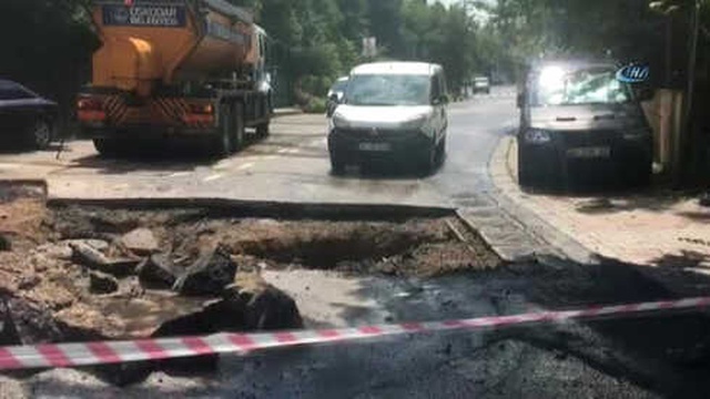 Sağanak Yağışın Ardından Beylerbeyi'nde Yol Çöktü