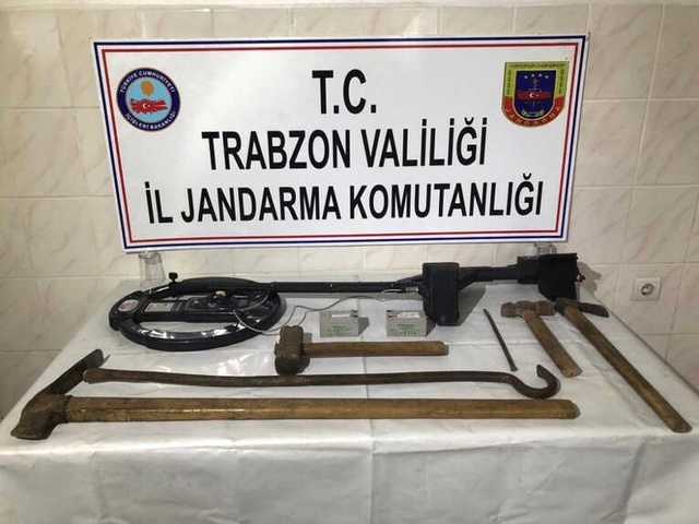 Kilisede İzinsiz Kazı Yapan 5 Defineci Suçüstü Yakalandı!