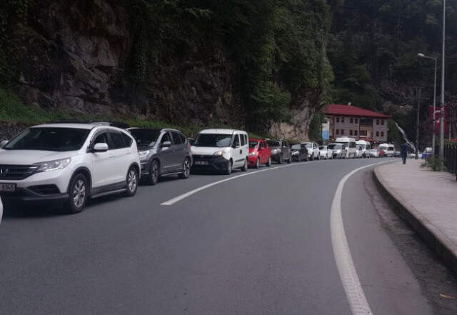 Yerli ve Yabancı Turistlerin Akın Ettiği Ayder Yaylası'na Ulaşım Sağlanamıyor