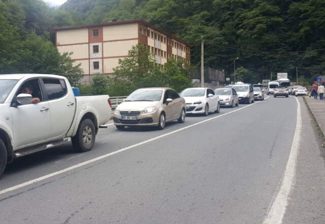 Yerli ve Yabancı Turistlerin Akın Ettiği Ayder Yaylası'na Ulaşım Sağlanamıyor