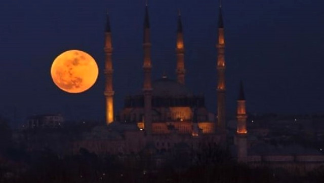 21. Yüzyılın En Uzun Kanlı Ay Tutulması Başladı