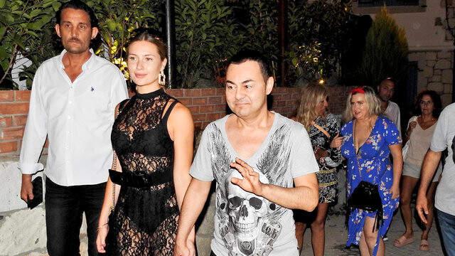 Chloe Loughnan, Reklam Yüzü Olduğu Markanın Davetine Transparan Kıyafetle Katıldı