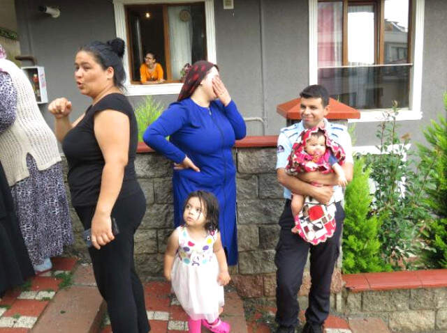 İstanbul'da Yağmurun Ardından 3 Katlı Binada Yanında Toprak Kayması Meydana Geldi İstanbul'da Yağmurun Ardından 3 Katlı Binanın Yanında Toprak Kayması Meydana Geldi