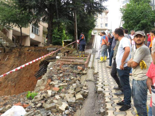 İstanbul'da Yağmurun Ardından 3 Katlı Binada Yanında Toprak Kayması Meydana Geldi İstanbul'da Yağmurun Ardından 3 Katlı Binanın Yanında Toprak Kayması Meydana Geldi