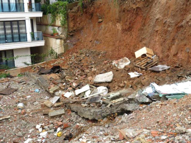 İstanbul'da Yağmurun Ardından 3 Katlı Binada Yanında Toprak Kayması Meydana Geldi İstanbul'da Yağmurun Ardından 3 Katlı Binanın Yanında Toprak Kayması Meydana Geldi