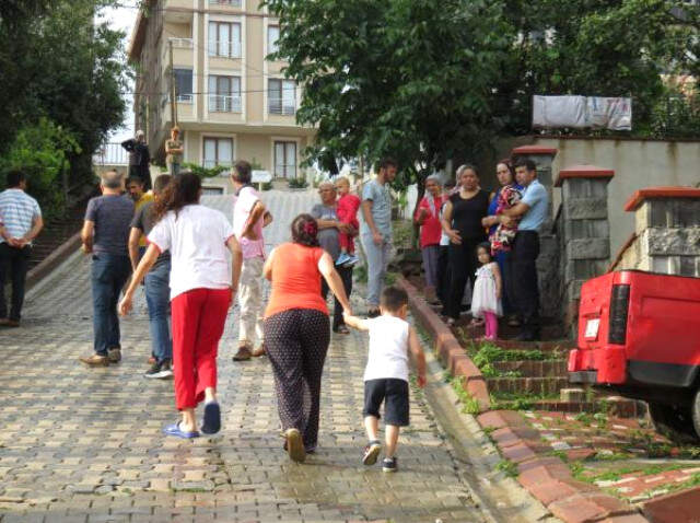 İstanbul'da Yağmurun Ardından 3 Katlı Binada Yanında Toprak Kayması Meydana Geldi İstanbul'da Yağmurun Ardından 3 Katlı Binanın Yanında Toprak Kayması Meydana Geldi