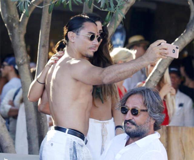 <a class='keyword-sd' href='/tatil/' title='Tatil'>Tatil</a> İçin Mykonos'a Giden Nusret Gökçe, Büyük İlgi Gördü