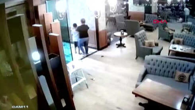 Dehşet Anı Kamerada! Borcunu Ödemeyen Kayınbiraderini Önce Öptü, Sonra Öldürdü!