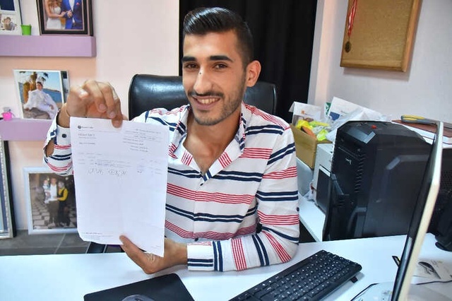 İzmir'li Genç Hesabına Yanlışlıkla Yatan 21 Bin Liralık <a class='keyword-sd' href='/ameliyat/' title='Ameliyat'>Ameliyat</a> Parasını Geri İade Etti