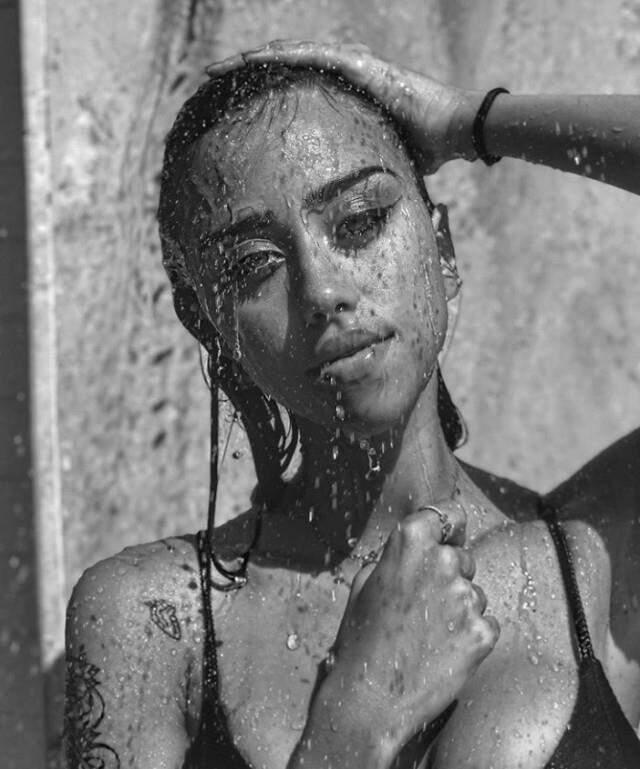 Kızı ve Eşi Cesur Paylaşımlar Yapan Hamdi Alkan, Eleştirilere Patladı: Kızımın ve Eşimin Saçlarını mı Yolayım?