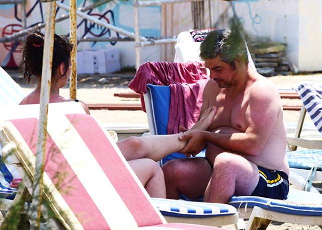 Oyuncu Murat Prosçiler, Sevgilisine Dakikalarca Ayak Masajı Yaptı