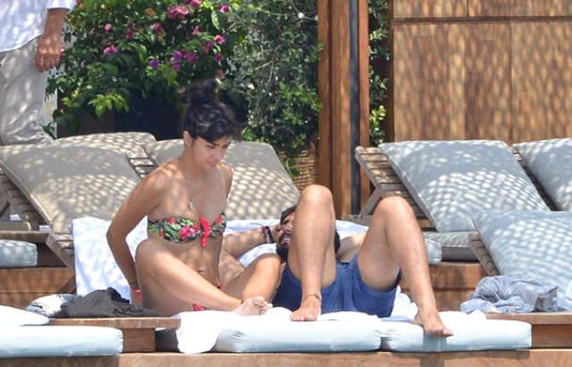 Tuba Büyüküstün'ün Sevgilisiyle Samimi Fotoğraflarını Gören Ailesi Sitem Etti