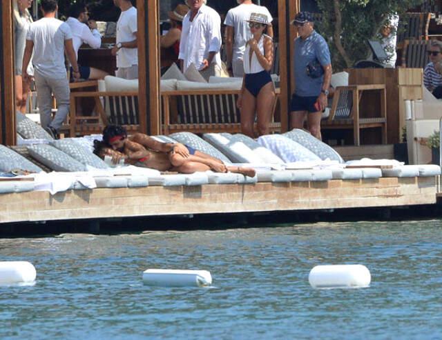 Tuba Büyüküstün'ün Sevgilisiyle Samimi Fotoğraflarını Gören Ailesi Sitem Etti