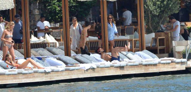 Tuba Büyüküstün'ün Sevgilisiyle Samimi Fotoğraflarını Gören Ailesi Sitem Etti