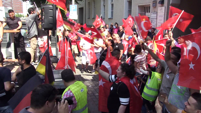 Almanya'da Yaşayan Türkler, Mesut Özil İçin Sokaklara Döküldü