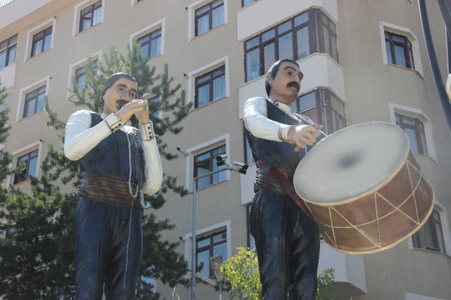 Erzurum'da Bar Ekibi Heykelinde Davulcunun Tokmağı, Zurnacının da Zurnası Çalındı