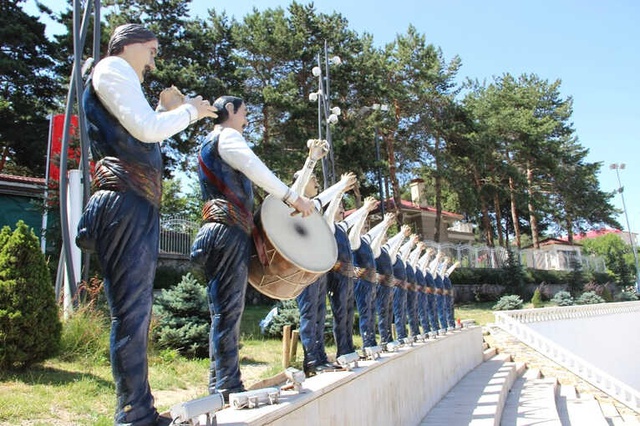 Erzurum'da Bar Ekibi Heykelinde Davulcunun Tokmağı, Zurnacının da Zurnası Çalındı