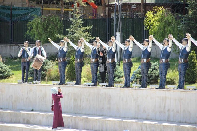 Erzurum'da Bar Ekibi Heykelinde Davulcunun Tokmağı, Zurnacının da Zurnası Çalındı