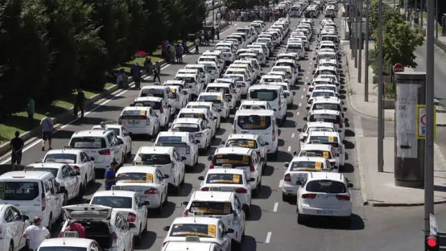 İspanyol Taksiciler Uber ve Benzer Şirketleri Protesto İçin Yol Kapattı