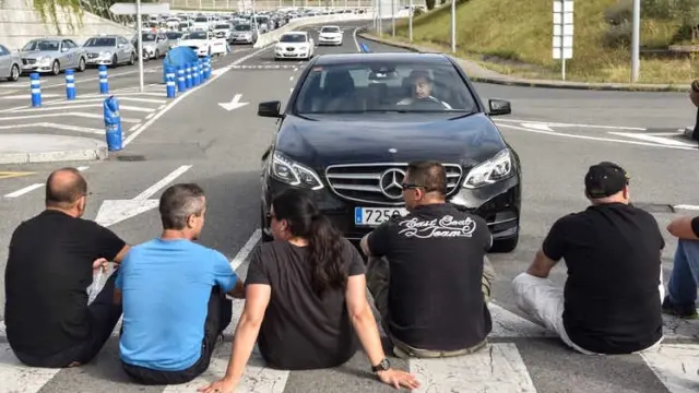 İspanyol Taksiciler Uber ve Benzer Şirketleri Protesto İçin Yol Kapattı