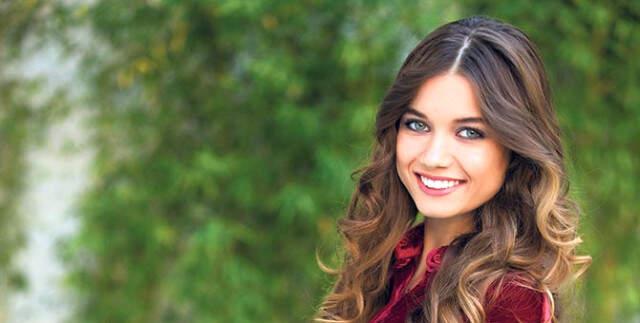 Aynı Anda İki Filmde Başrol Oynayan Afra Saraçoğlu Kimdir?